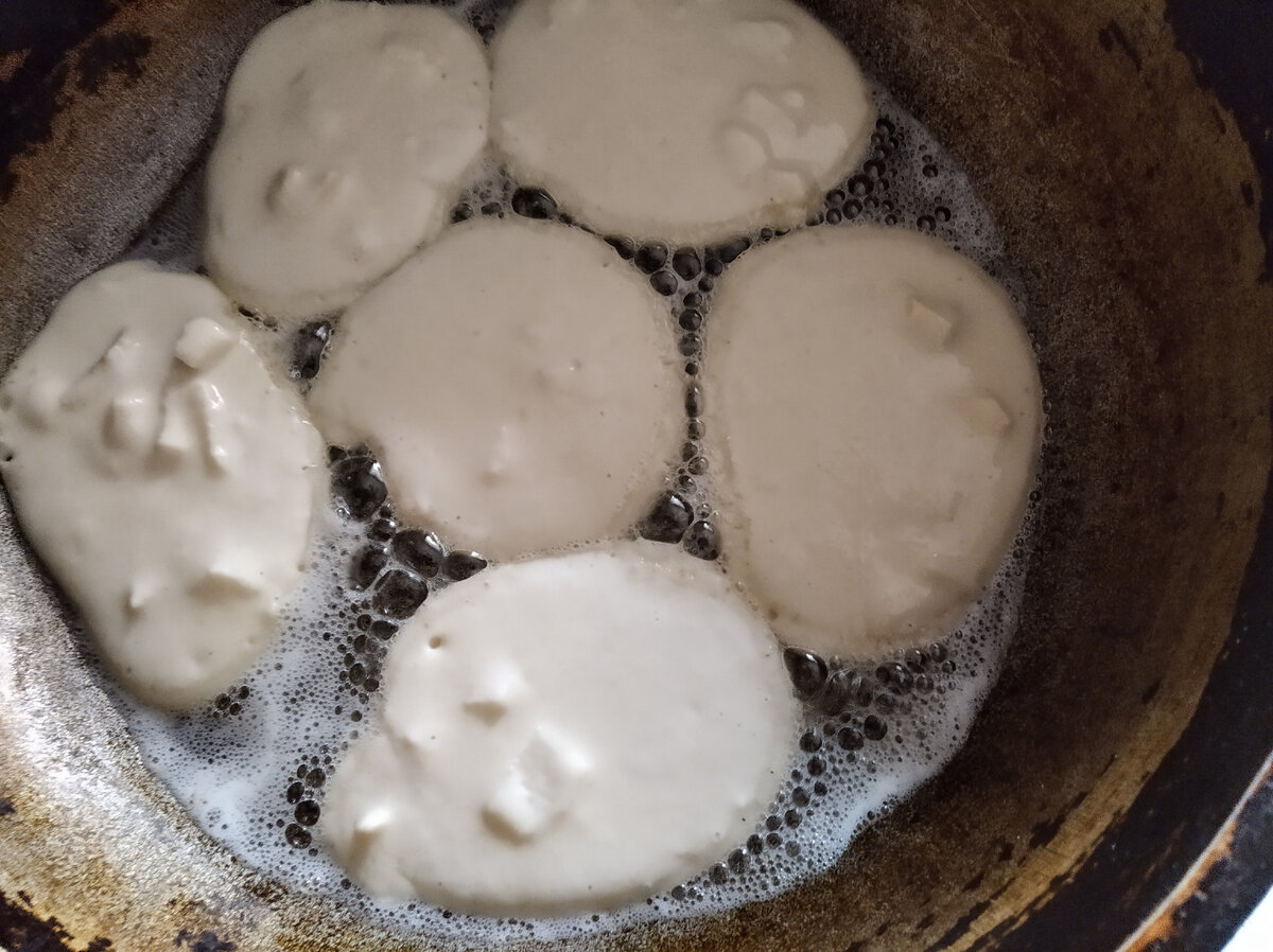 растопить сливочное масло на сковороде. каша на водяной бане. можно жарить на топленом масле. жарка блинов на индукционной плите. жарка на гхи.