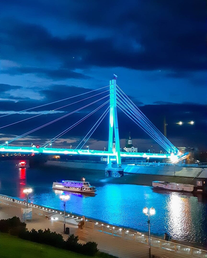 2 фото Набережная Тюмень.   фото с сайта Яндекс-картинки