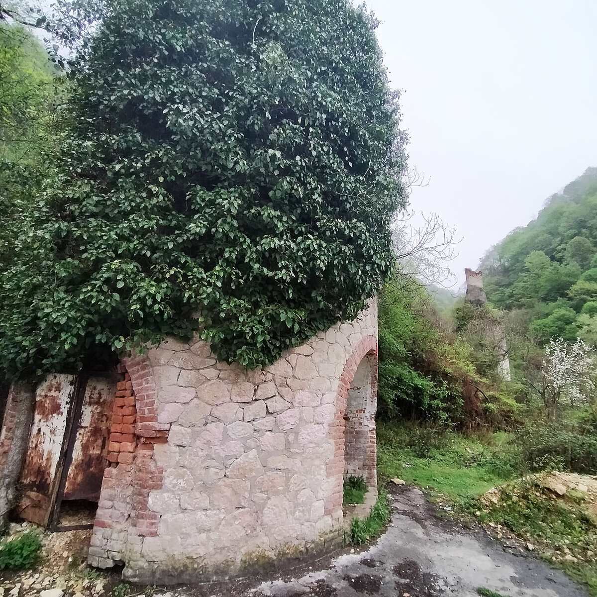 Один из красивейших древних мостов находится в Абхазии! Не забудьте ...