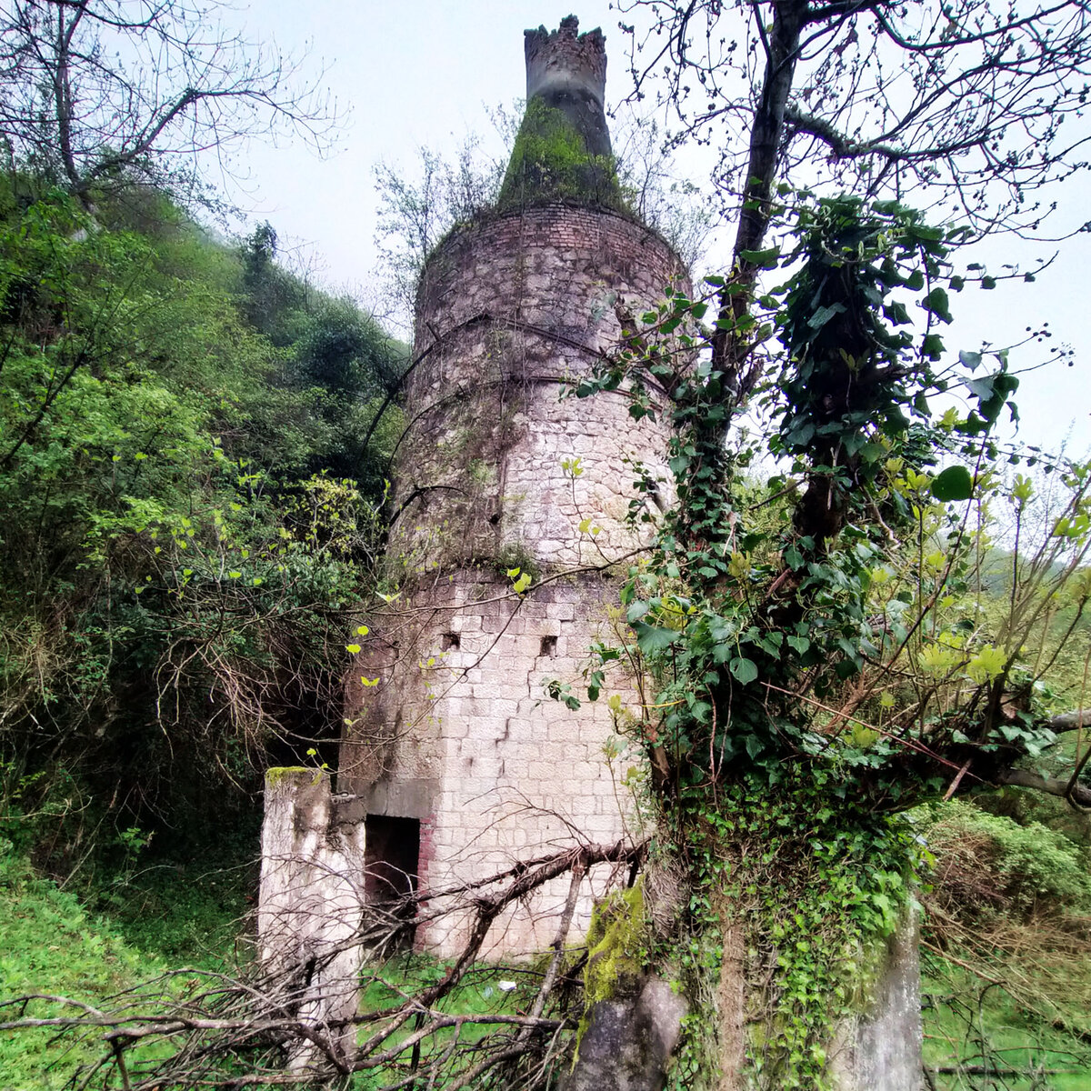 Один из красивейших древних мостов находится в Абхазии! Не забудьте ...