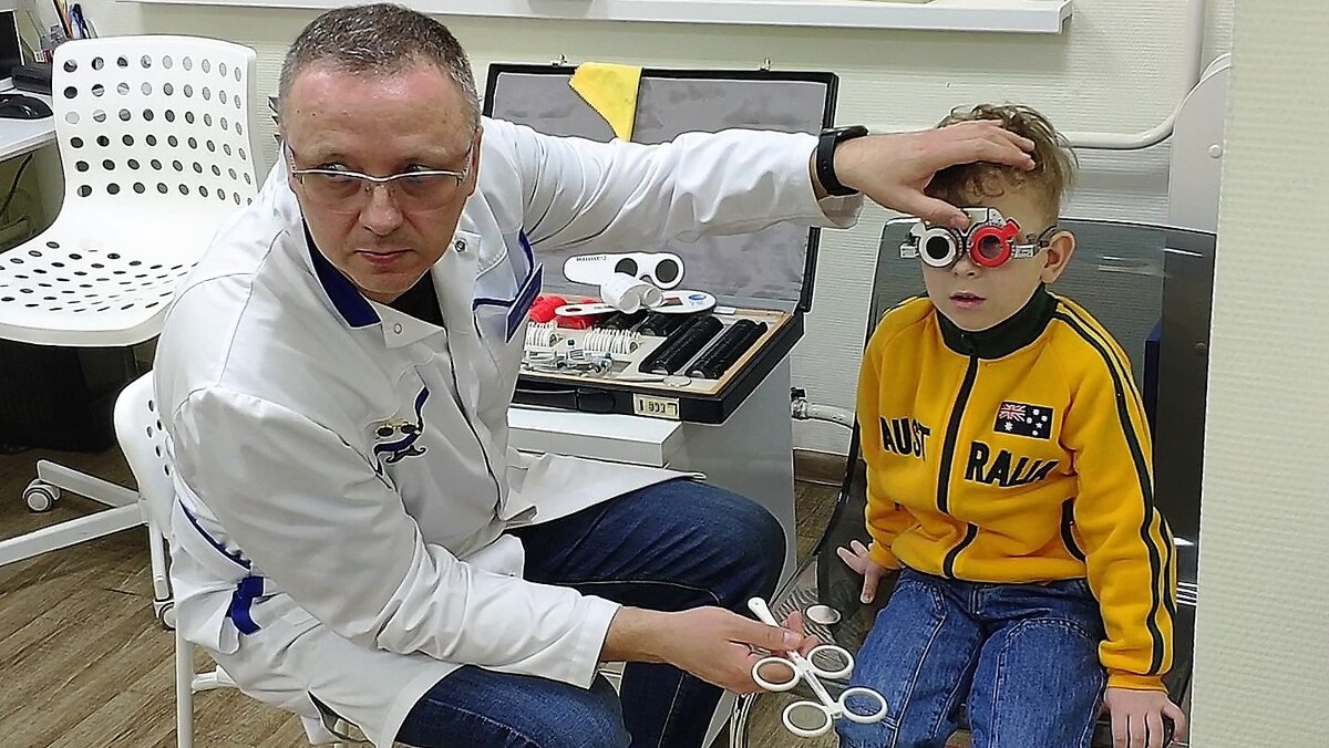 Доктор Иванов и Миша - "киборг"