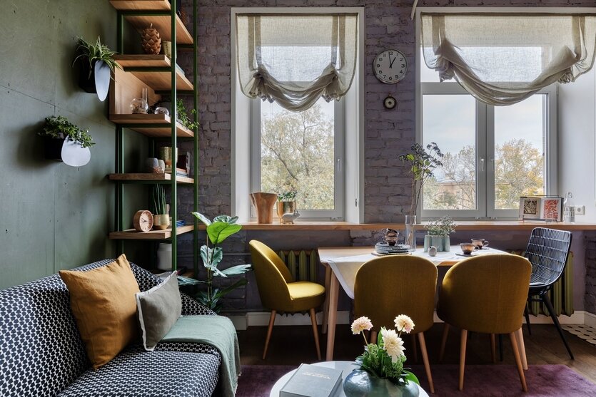 Разная ширина окон придаёт особый шарм интерьеру. Римские шторы не съедают ни сантиметра пространства столовой. Автор проекта: Людмила Розводовская. Фото: Иван Сорокин.