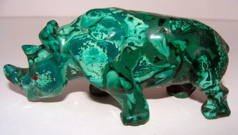 мастера камнерезы сделали 387 малахитовых брошей