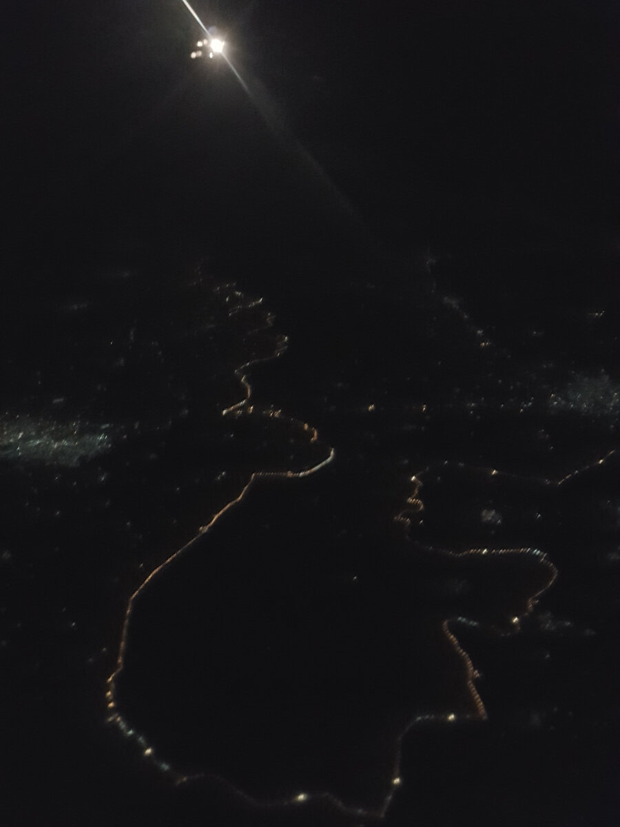 Граница между Индией и Пакистаном ночью очень хорошо видна из иллюминатора самолета. Фото автора