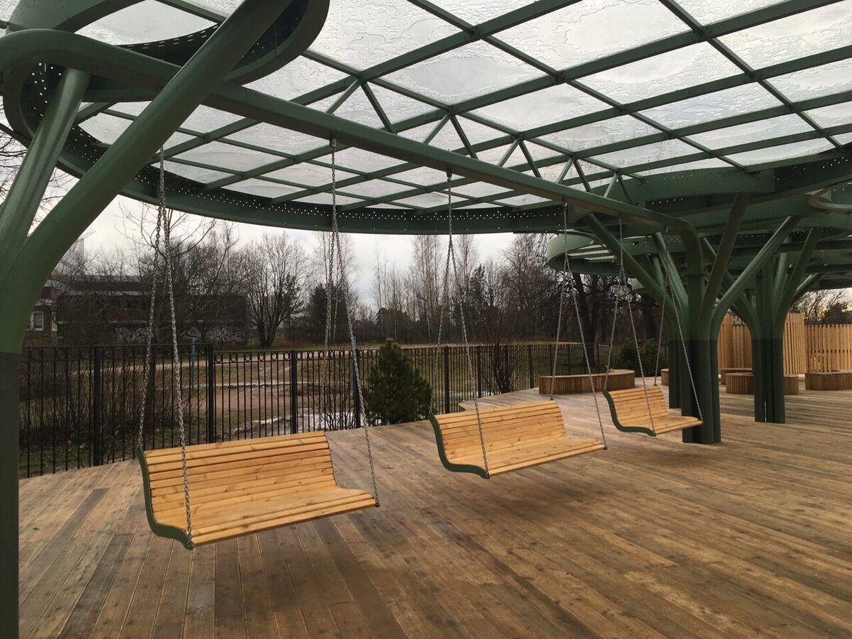 качели на пляже