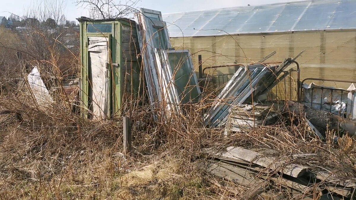 Зачем сюда натащили столько рам и досок для меня до сих пор загадка. Из этого можно было ещё один домик построить.