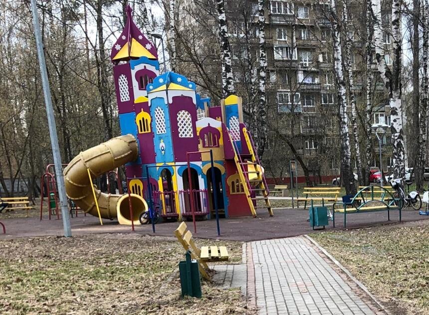 Детская площадка на московской улице Берзарина д.7/2