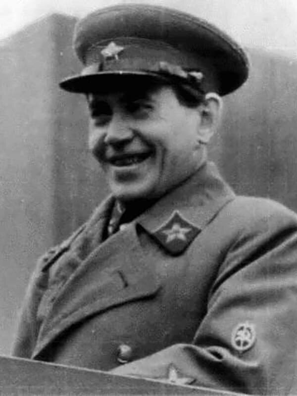 Ежов Николай Иванович. Советский партийный и государственный деятель, генеральный комиссар госбезопасности. Председатель Комиссии партийного контроля при ЦК ВКП, член Оргбюро ЦК ВКП, секретарь ЦК ВКП, кандидат в члены Политбюро ЦК ВКП