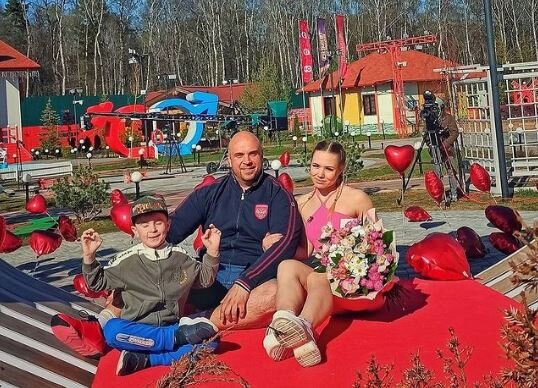 Глеб и Миша Жемчуговы, Настя Роинашвили (фото из Instagram) 