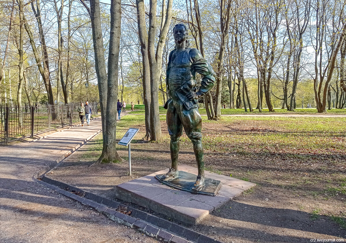 Первым стоящим. Памятник Петру 1 в Коломенском скульптор. Скульптура Петра 1 в Коломенском скульптор. Памятник Петру в Коломенском Автор Франгулян. Памятник Петру 1 в Коломне.