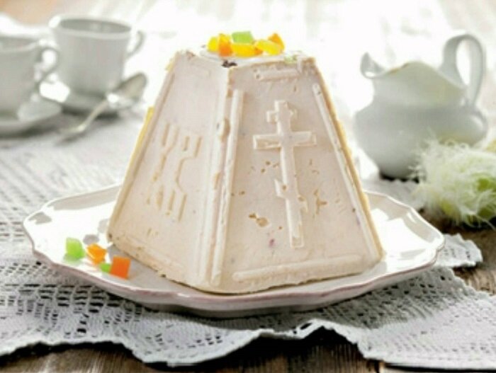 А это творожная пасха - блюдо, которое готовят на праздник Пасхи. Сравните форму с формой храма. Удивительно! Фото: eda-offline.com
