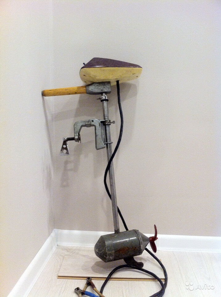 Более ранний "Снеток", выпускавшийся в 1970-х годах, отличался формой верхнего блока управления и наличием румпеля из дерева.