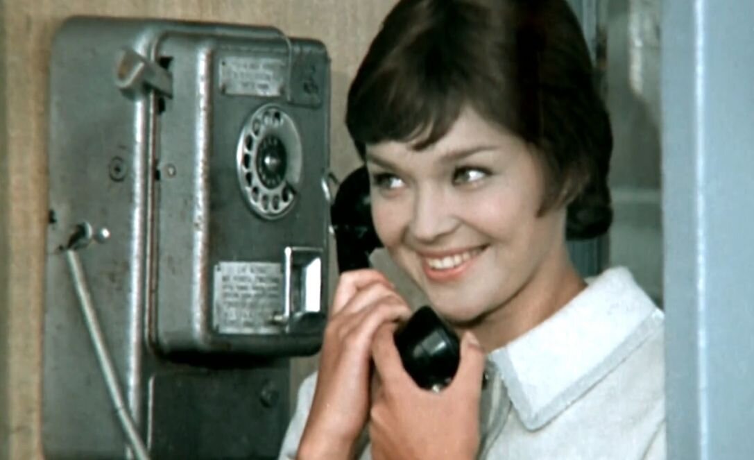 Наталья Гвоздикова. Кадр из кинофильма "Большая перемена", 1972 г., режиссер Алексей Коренев, сценаристы Алексей Коренев, Георгий Садовников, композитор  Эдуард Колмановский (скриншот)