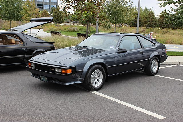 Второй чистокровный японец, Toyota «Celica Supra». Вытянутый моторный отсек позволяет внедрить шестицилиндровый мотор. 