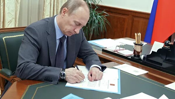 Президент РФ В.В. Путин в апреле подписал 140 нормативно-правовых актов.