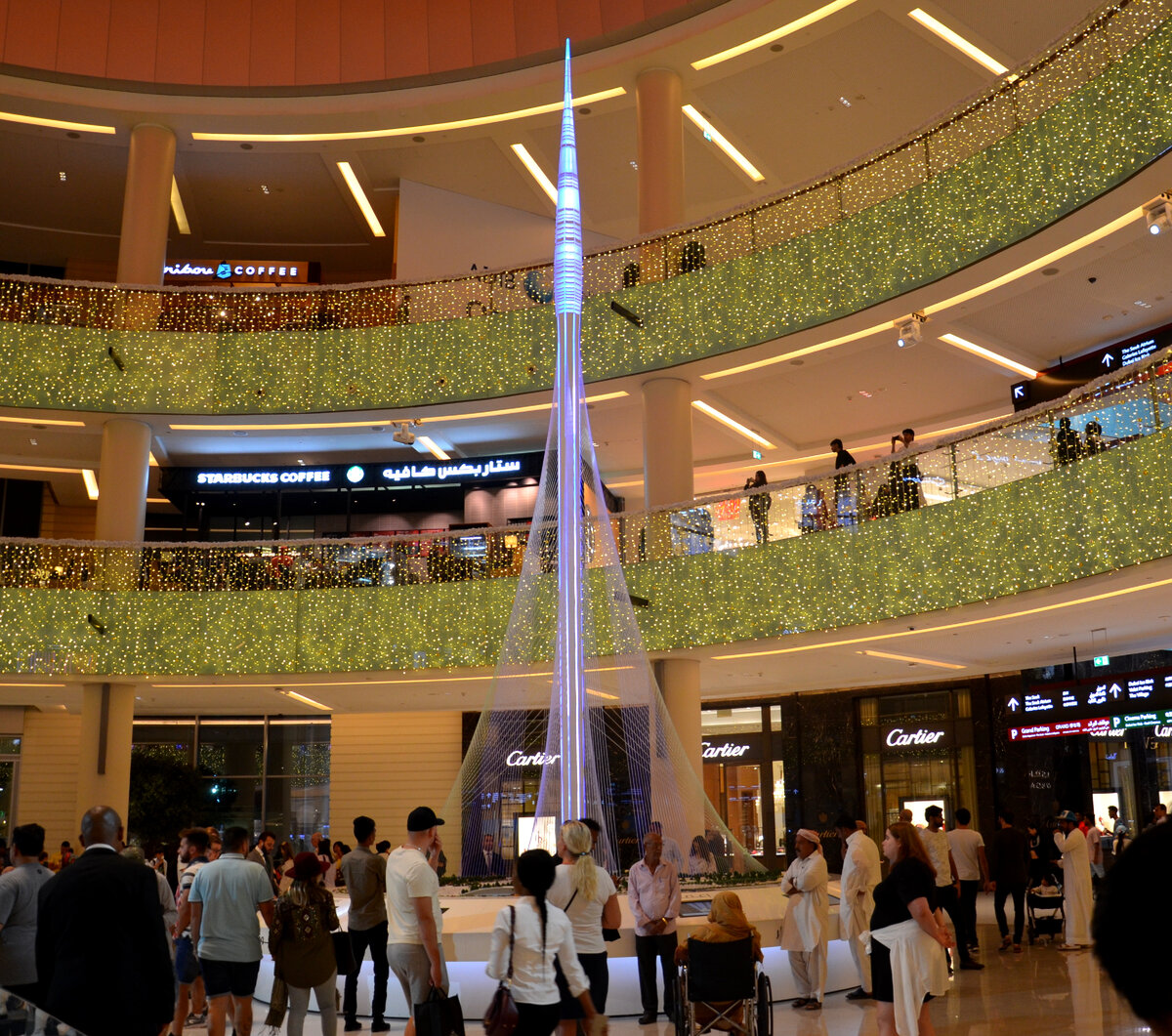 Макет башни в Дубай-Крик Харбор, установленный в Дубай Молле. Фото автора.