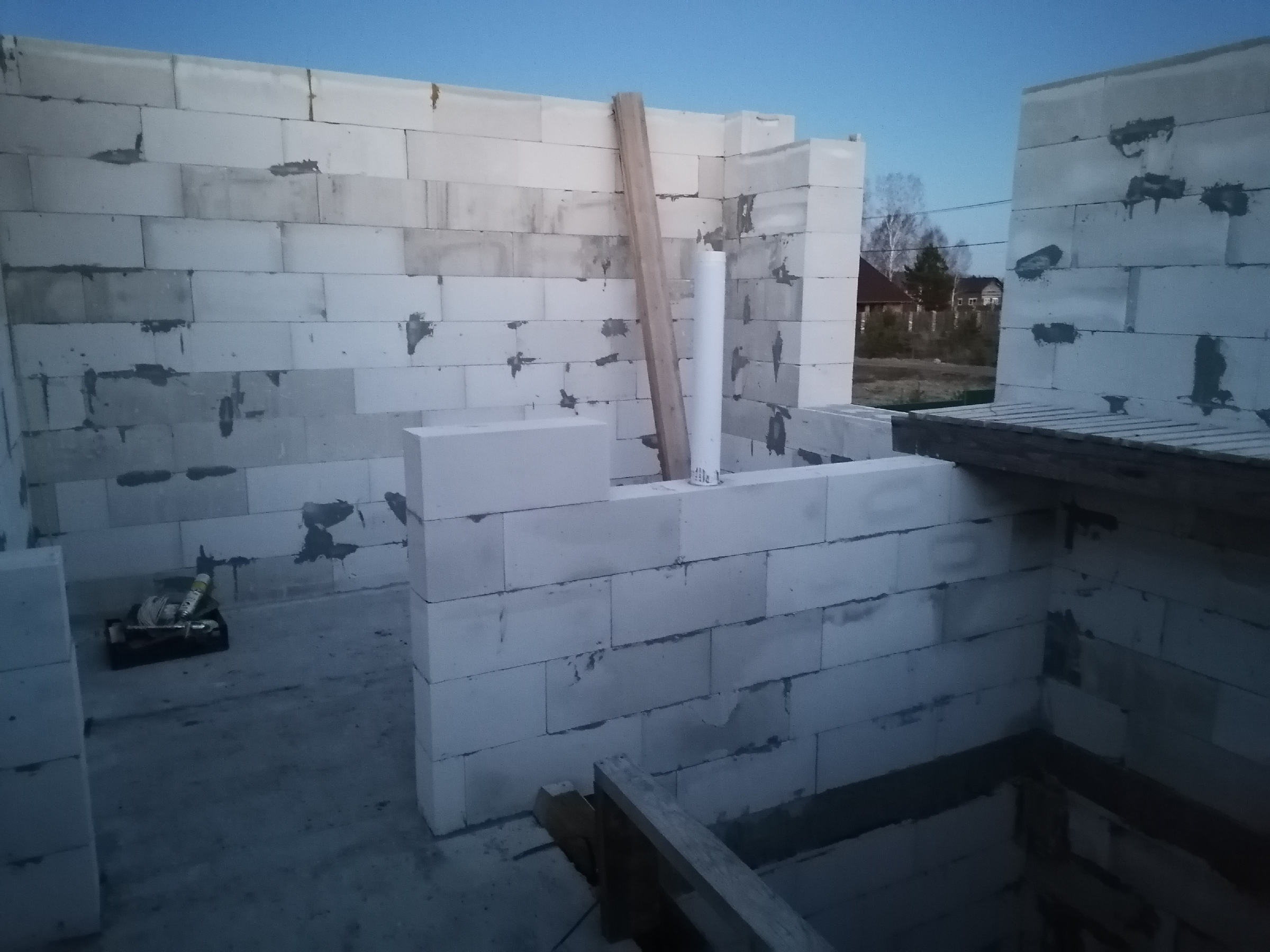 Кладка внутренних стен из газобетона на втором этаже27