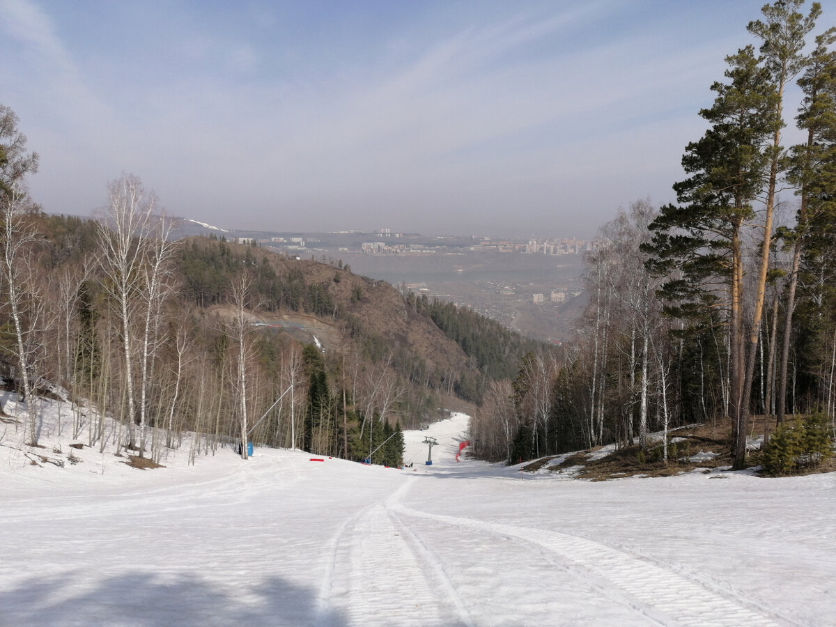 Трасса для спуска и вид на город