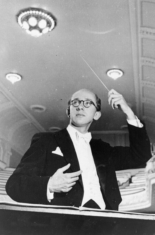 Г.Н. Рождественский за дирижёрским пультом. Фотограф — Д.Г. Шоломович. Негатив. Москва, 1953