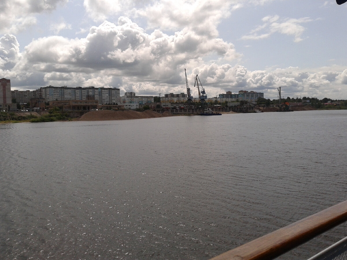  С теплохода,река  Волга.