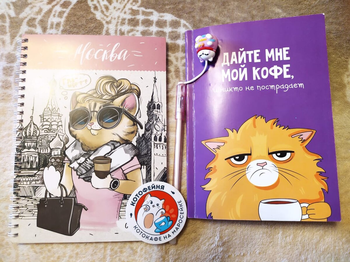 А ещё там можно купить парочку незабываемых сувениров с крутыми котиками!