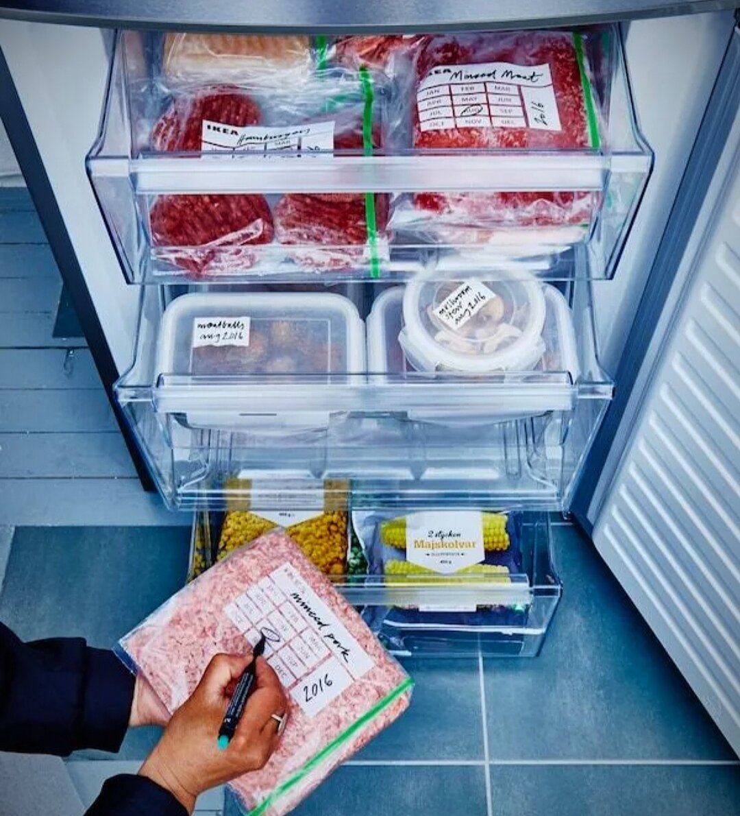 Хранят еду. Организация хранения продуктов в морозилке. Хранение в холодильнике в морозилке. Хранение продуктов в морозильнике. Продукты в морозилке.