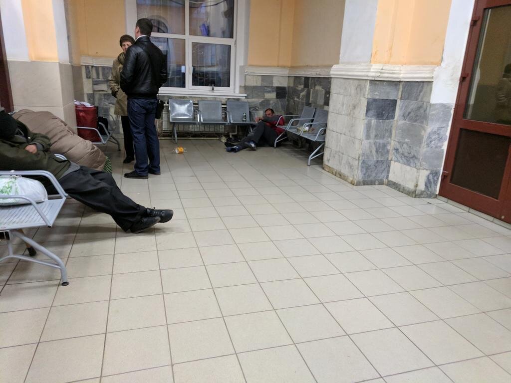 Сразу три представителя "хостела" на вокзалах РЖД