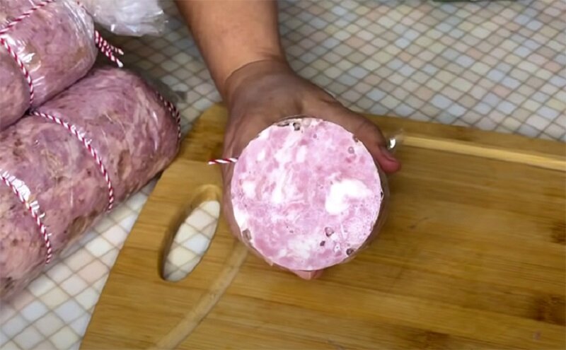 Натуральная рубленная домашняя колбаса в обычном пакете