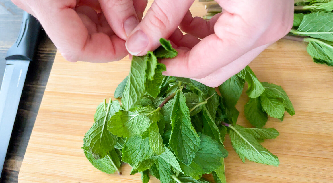 Мята растет у дедушки на даче, самая вкусная!