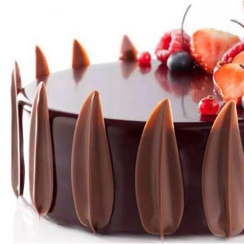 🍰КАК ОФОРМИТЬ ТОРТ СТИЛЬНО И НЕДОРОГО 🍰 

Декор торта зависит от моды. Да-да, мода в тортах есть, да еще какая! То, что вызывало восхищение пару лет назад, сейчас уже не так привлекает. Да и сезонность тоже нужно учитывать: в Пасху и на Рождество у тортиков разное оформление

Итак, ТОП-3 советов
✅1. Даже самые небольшие элементы из шоколада имеют вид более дорогой, чем крупные, сделанные из дешевых ингредиентов. Не верите - сходите в супермаркет, вспомните, как выглядит дешевый декор.

✅2. Изготавливайте полый внутри шоколадный декор. Тяжелые цельные шоколадные изделия могут повредить торт и потратите денег намного больше. 

✅3. Сочетайте декор из тонкого шоколада с небольшим количеством дорогих свежих ягод и макарон. Одна шоколадная деталь вытянет по цене целый торт! Не нужно будет объяснять, почему "так дорого за пару ягодок" 