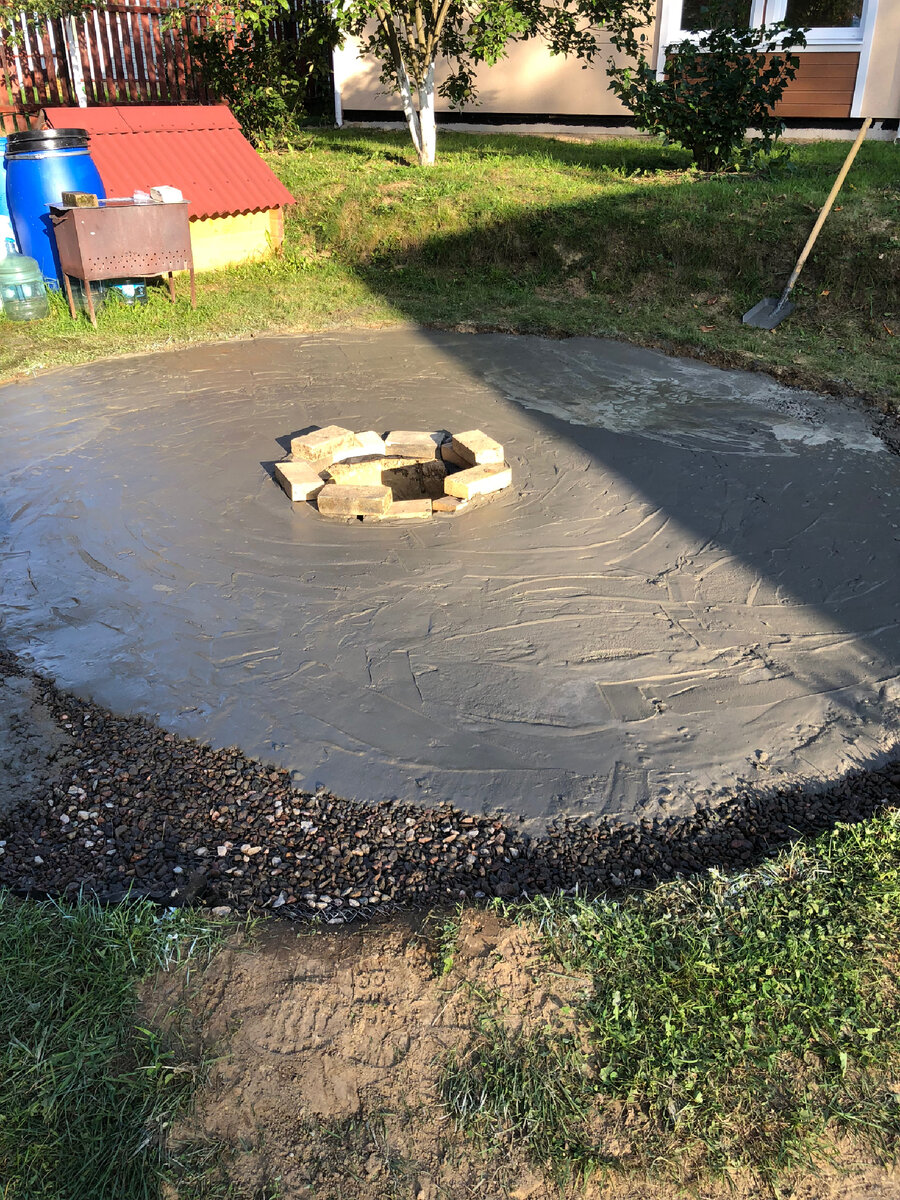 Положили сетку и засыпали щебнем