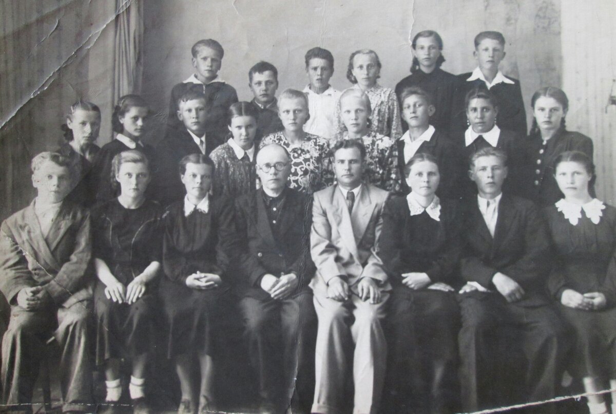 Выпускники семилетней школы со своими учителями. 1954 год