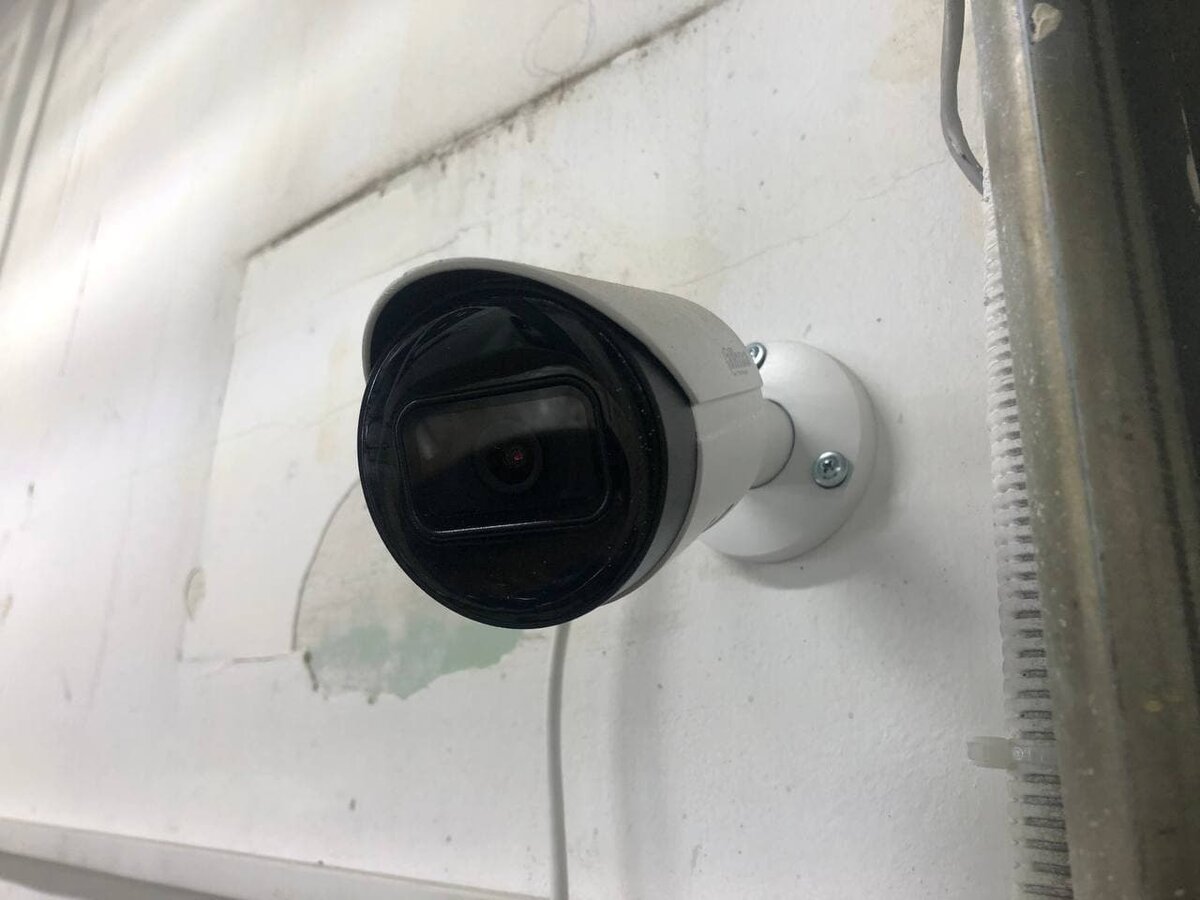 Две камеры. Спереди и сзади фиксируют процедуру техосмотра.