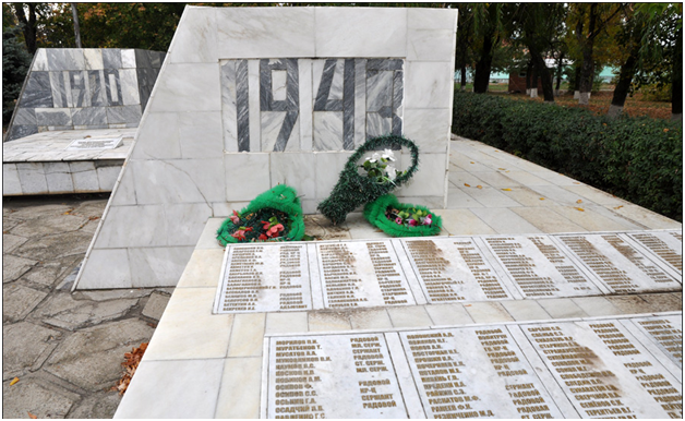 Мемориал павшим защитникам - братское захоронение