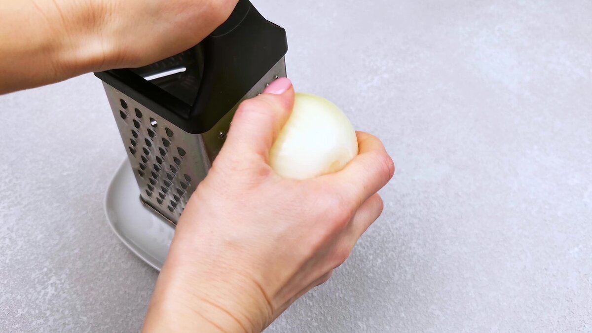 1 луковицу натереть на мелкой терке