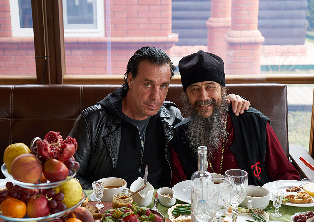 За праздничным столом