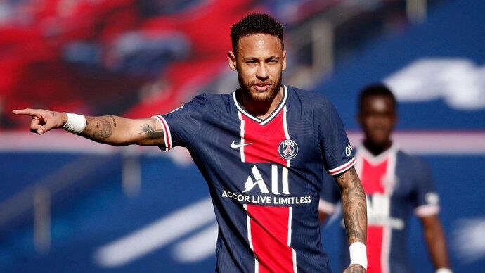 Нападающий Неймар готовится подписать новый контракт с «ПСЖ», рассчитанный до 2026 года. 
Как сообщает издание L’Equipe и известный журналист Sky Sports и The Guardian Фабрицио Романо, 29-летний игрок уже договорился с клубом. Зарплата футболиста составит 30 миллионов евро в год. Официальное объявление о сделке ожидается в субботу, 8 мая.

Напомним, Неймар перешел в «ПСЖ» из «Барселоны» в 2017 году за 222 миллиона евро. Вместе с командой бразилец трижды выигрывал чемпионат Франции, также на его счету Кубок Франции, Кубок французской лиги и Суперкубок страны.

В текущем сезоне футболист провел 26 матчей во всех турнирах и забил 14 голов