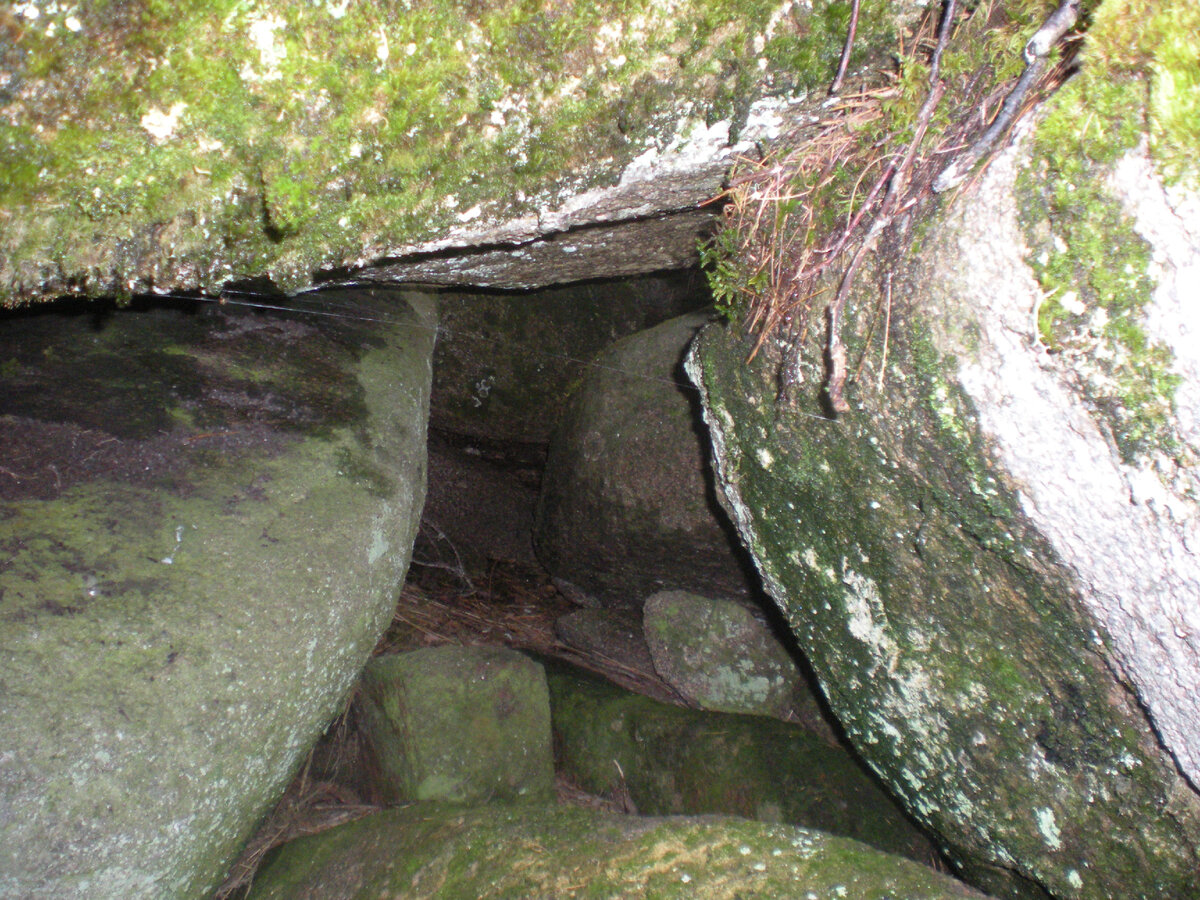 Что это за "кубик" такой внутри? "Игрушка" йети или игра природы? Фото автора