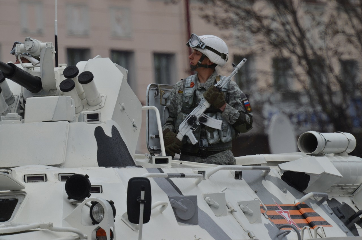 Хорошие новости. На параде в Хабаровске можно заметить разгрузки и другое  новое снаряжение в зимних расцветках. | Военкор Астрахань | Дзен