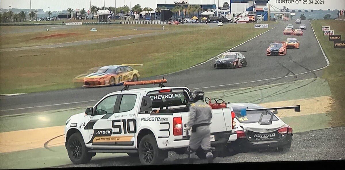 Вот этот моент. Обратите внимание на следы протекторов и на борьбу машин на заднем плане.Фотография автора статьи из трансляции гонки.