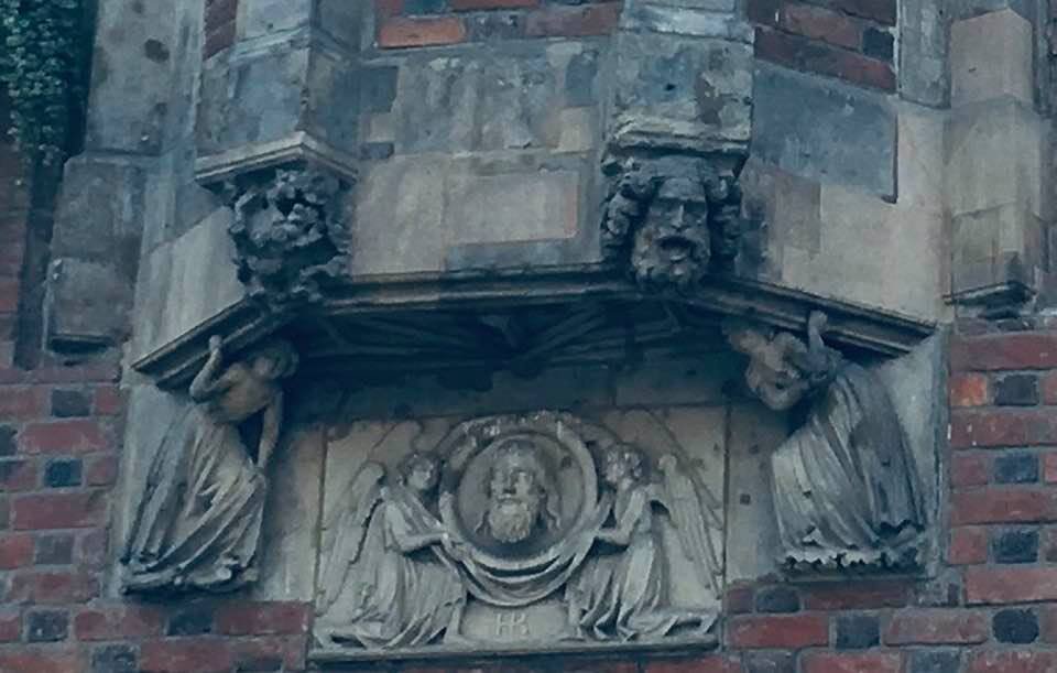 Балкон с женщинами.