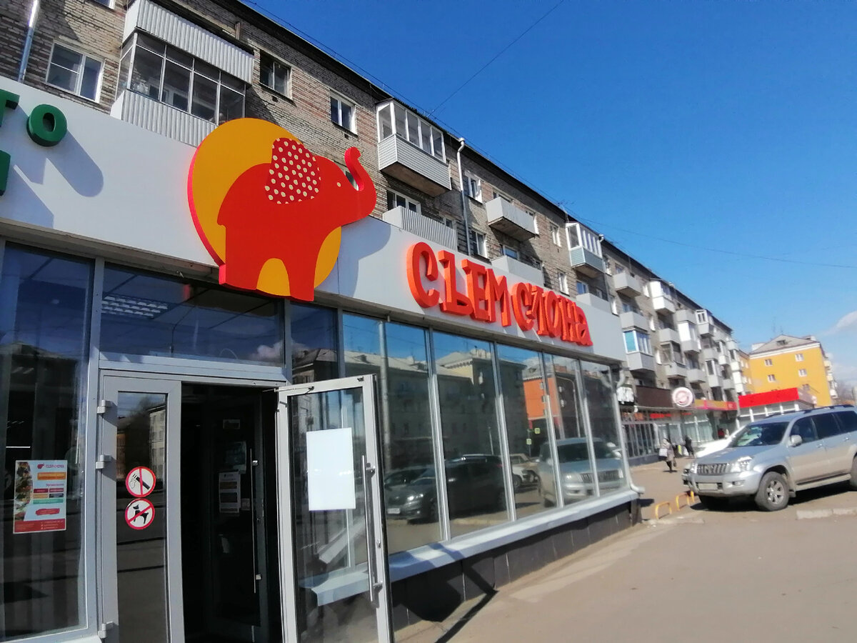 Столовая заметна издалека. 