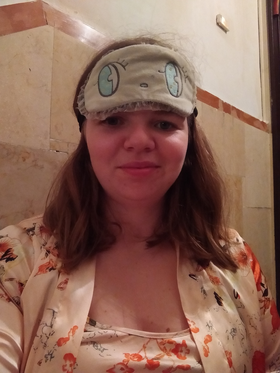 Мы пошли на лестничную клетку, познакомились с соседями и ждали наступления тишины