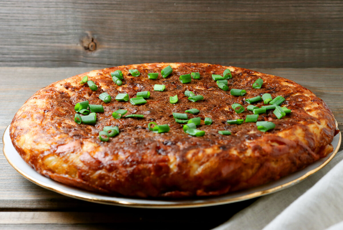 Картофельный пирог с колбасой 