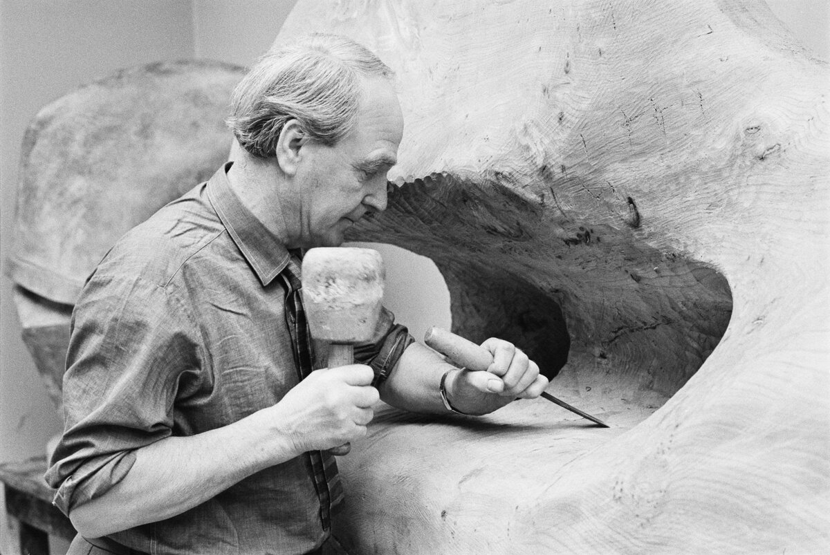 Скульптор Генри Мур за работой