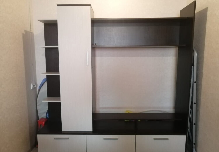 И вот стенка, которую купили. С ней еще шкаф идет, мы его пока поставили на входе в дом