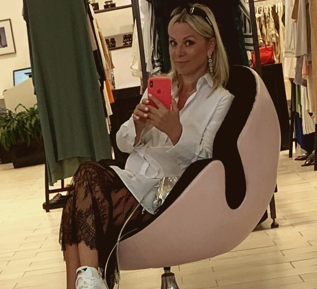 Выглядит певица очень молодо