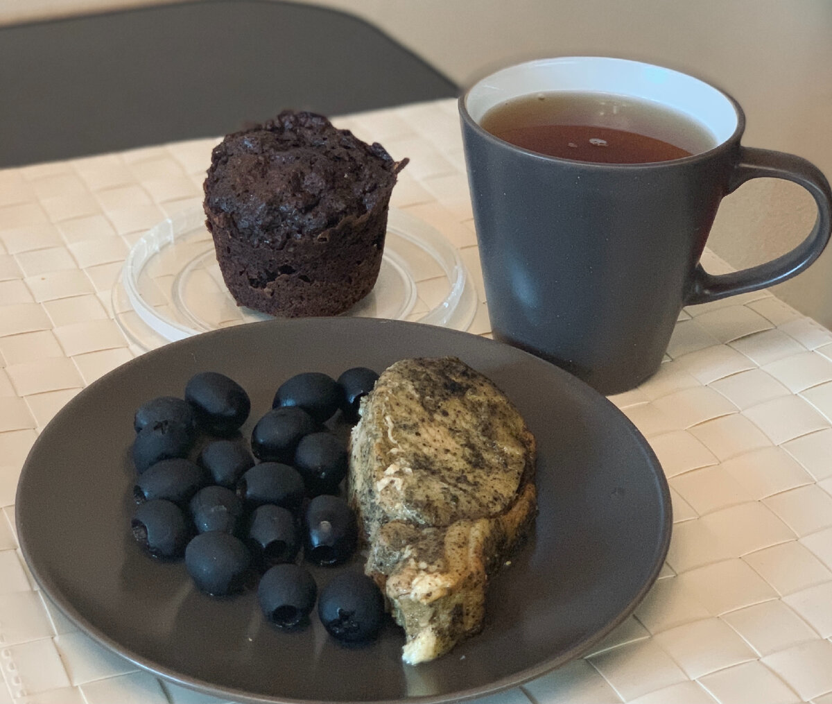 Запечённая свинина с маслинами и чай с кето-кексом