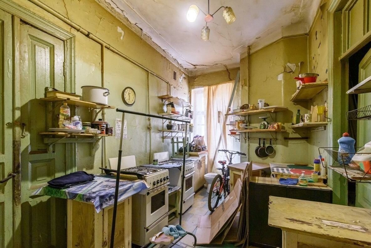 Коммунальные квартиры в санкт-петербурге. Кухня в старой квартире. Жители коммуналки. Московские коммуналки. Современная коммуналка.