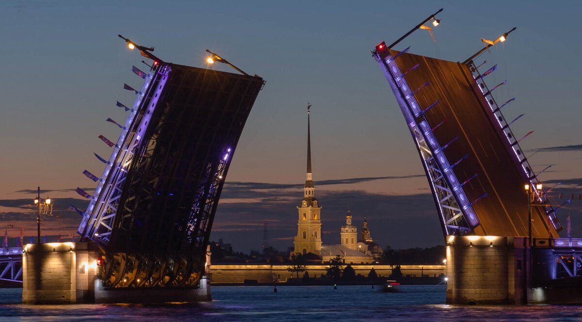 Лучший вид на раскрытие Дворцового моста.